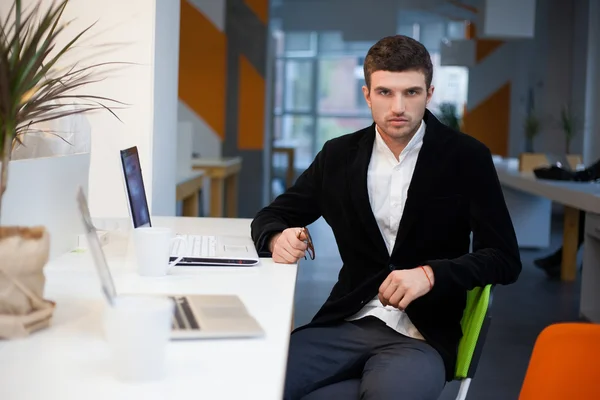 Lykkelig arbeider på arbeidsplassen – stockfoto