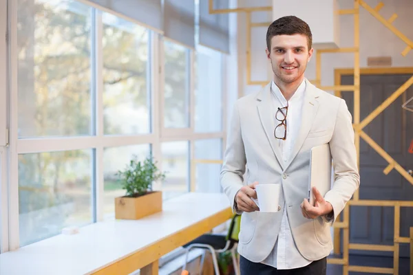 Lykkelig arbeider på arbeidsplassen – stockfoto