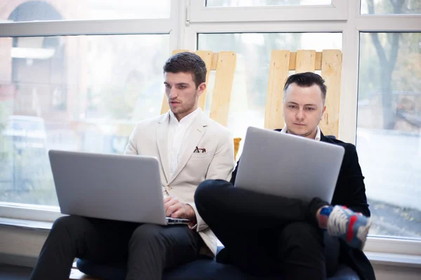 Dos hombres trabajando en un centro de startups — Foto de Stock