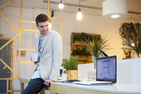 Lykkelig arbejdstager på arbejdspladsen - Stock-foto