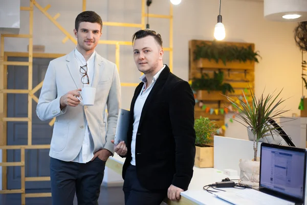 Dos hombres trabajando en un centro de startups — Foto de Stock