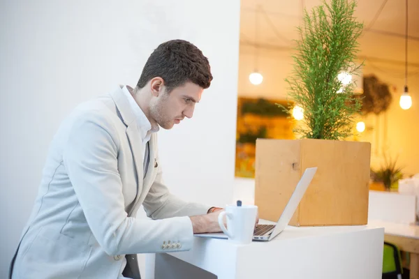 Lykkelig arbejdstager på arbejdspladsen - Stock-foto