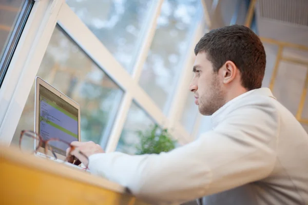 Lykkelig arbeider på arbeidsplassen – stockfoto