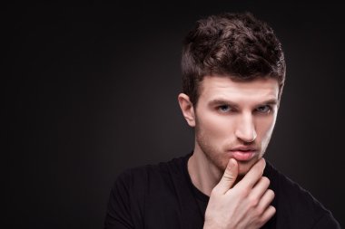 Şık adam yakın çekim portre siyah arka plan üzerine