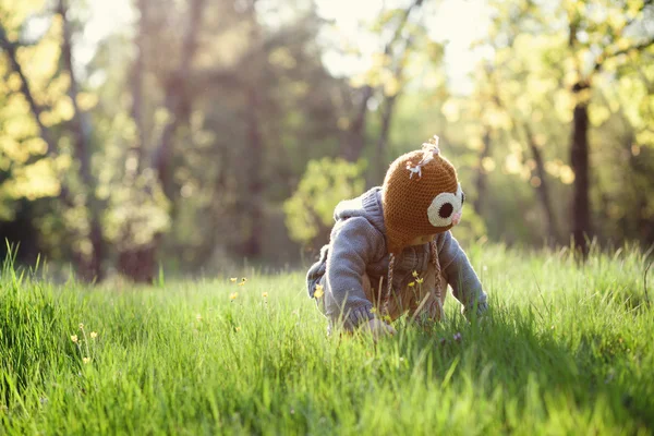 Carino bambino in maglieria che gioca in giardino — Foto Stock