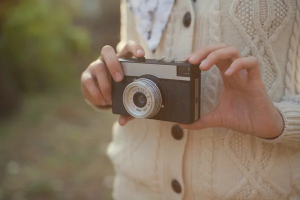 Hipster menina segurando uma câmera de filme ao ar livre — Fotografia de Stock