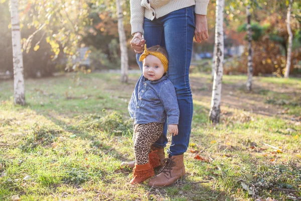 Mother and toddler girl have rest outdoors — Stock Photo, Image