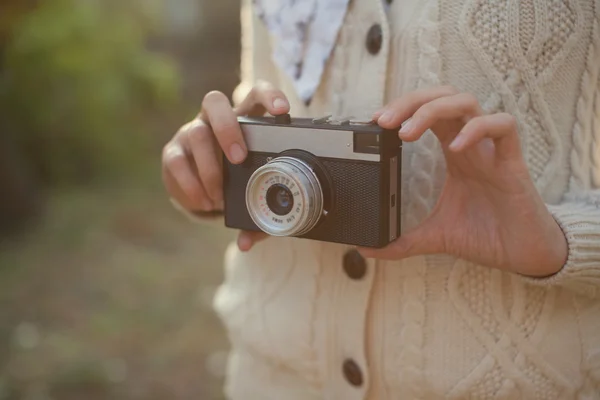 Hipster meisje een filmcamera buiten bedrijf — Stockfoto
