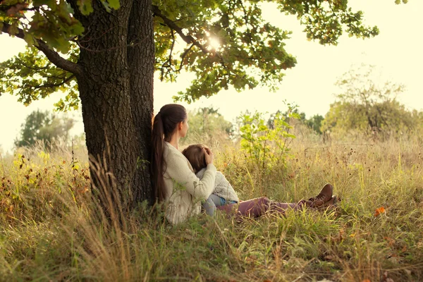 Madre y niña tienen descanso al aire libre — Foto de Stock