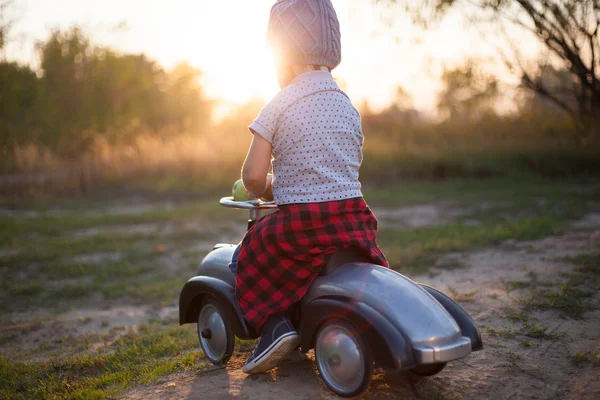 Tout-petit ont voyage en voiture vintage — Photo