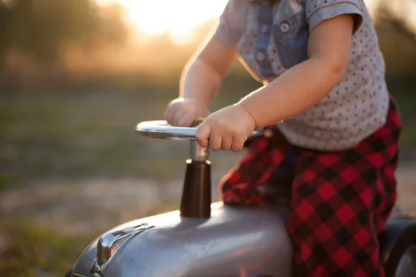 Småbarn har resa med vintage bil — Stockfoto
