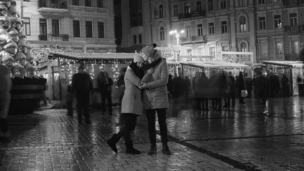 Promenade en couple pendant les vacances d'hiver — Photo