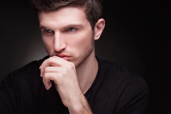 Elegante retrato de hombre joven sobre fondo negro — Foto de Stock