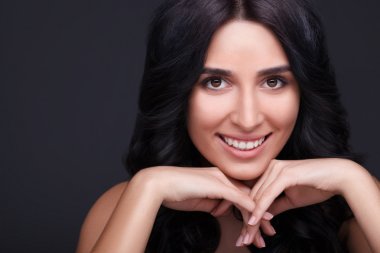 muhteşem koyu saçlı genç kadın portre