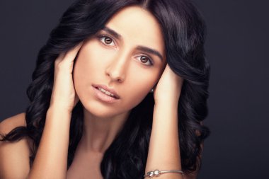 muhteşem koyu saçlı genç kadın portre