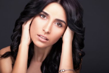 muhteşem koyu saçlı genç kadın portre