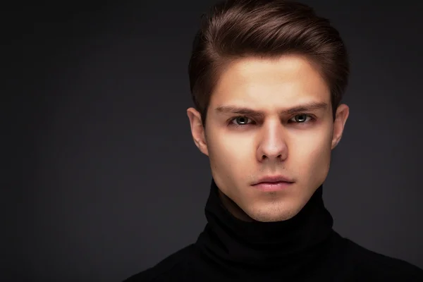 Chico con estilo de cerca retrato sobre fondo negro — Foto de Stock