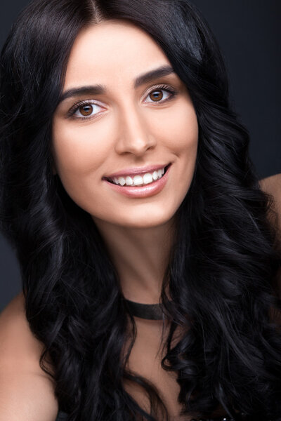 великолепный портрет темноволосой молодой женщины
