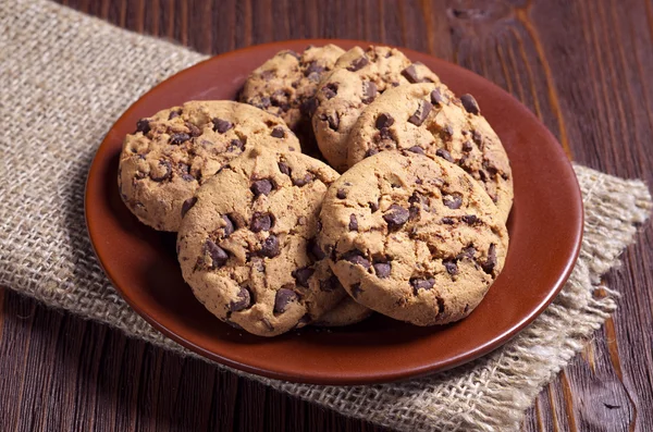 Biscotti al cioccolato in piatto — Foto Stock