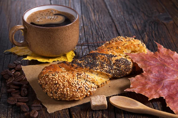 Bun and cup of coffee — Stock Photo, Image