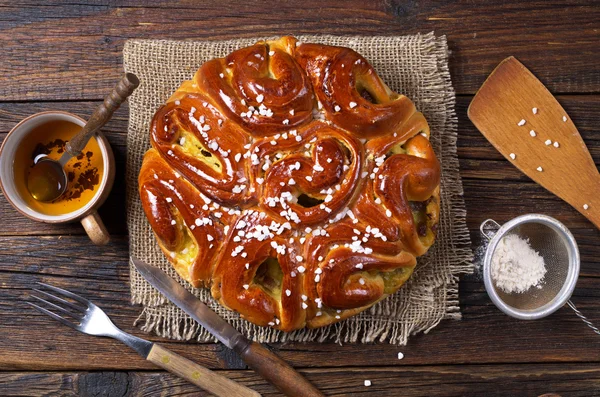 Torta doce e utensílios de cozinha — Fotografia de Stock