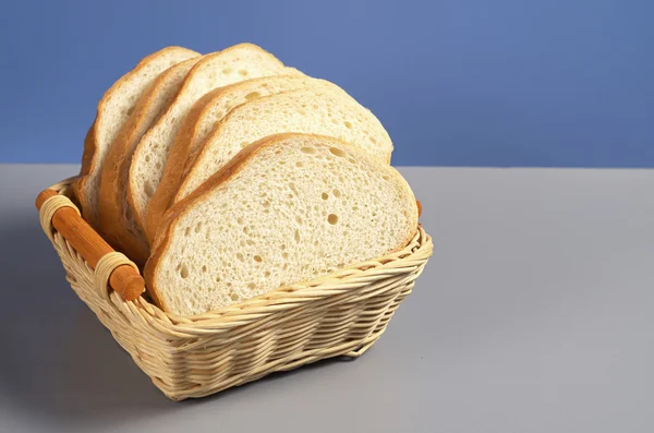 Biały chleb w koszyku — Zdjęcie stockowe