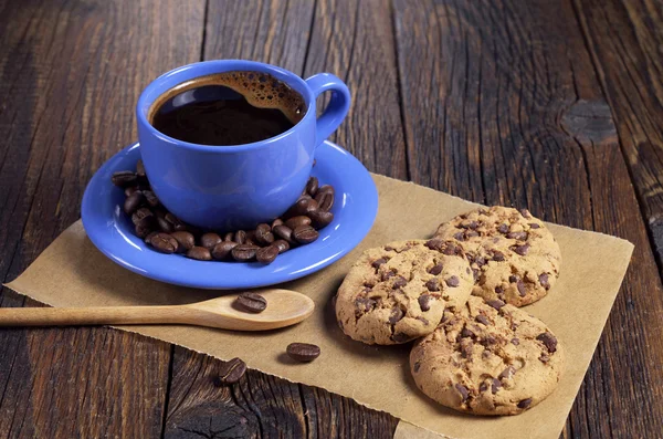 Xícara de café azul e biscoitos — Fotografia de Stock