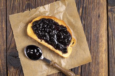 Beyaz ekmek, reçel ile