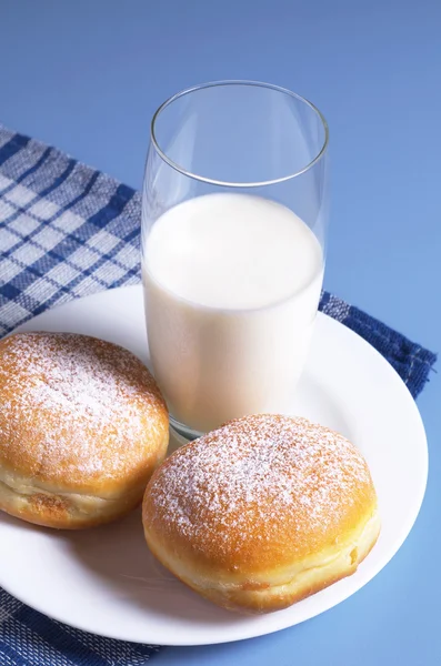 Zwei Donuts und Milch — Stockfoto