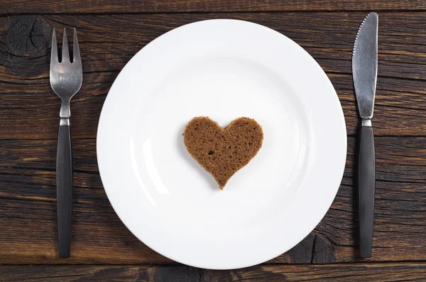 Scheibe Schwarzbrot und Besteck — Stockfoto