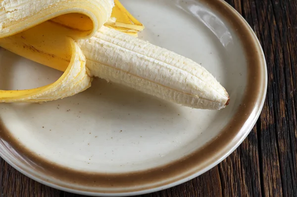 Banane pelée dans une assiette — Photo