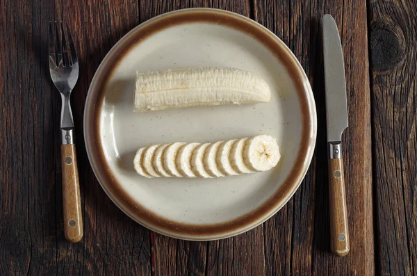 Plátanos en rodajas en un plato —  Fotos de Stock