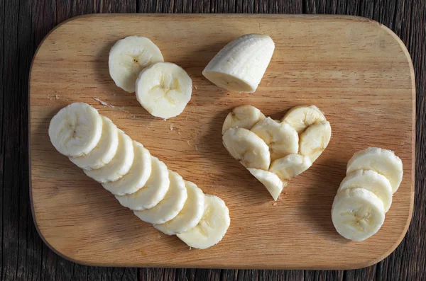 Szeletelt banán és a szív alakú — Stock Fotó
