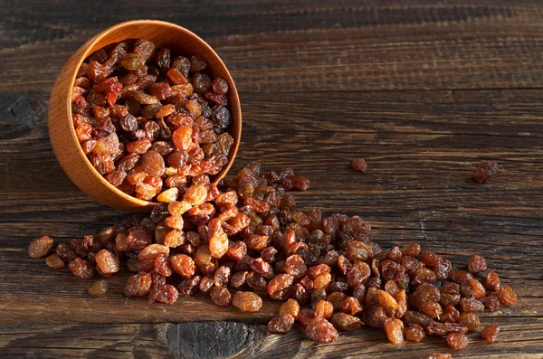 Rozijnen op houten tafel — Stockfoto