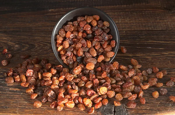 Rozijnen op houten tafel — Stockfoto