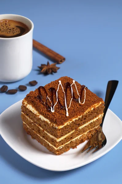 Honey cake and coffee — Stock Photo, Image