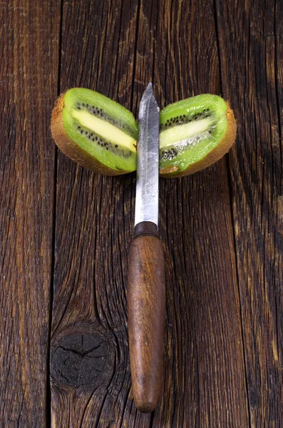 İki yarım kivi meyve — Stok fotoğraf