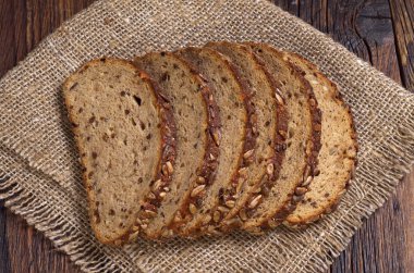 Tohumları ile dilimlenmiş ekmek 