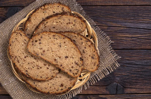 Хлеб с семенами в тарелке — стоковое фото