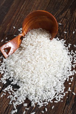 ahşap masa üzerinde pirinç 