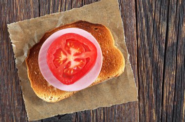 Beyaz ekmek sosis ile kavrulmuş