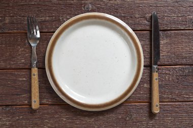 boş tabak, çatal ve bıçak