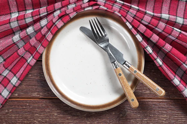 Placa vieja con tenedor y cuchillo — Foto de Stock