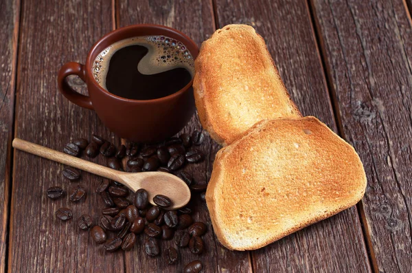 Kahvi ja paahdettu leipä — kuvapankkivalokuva