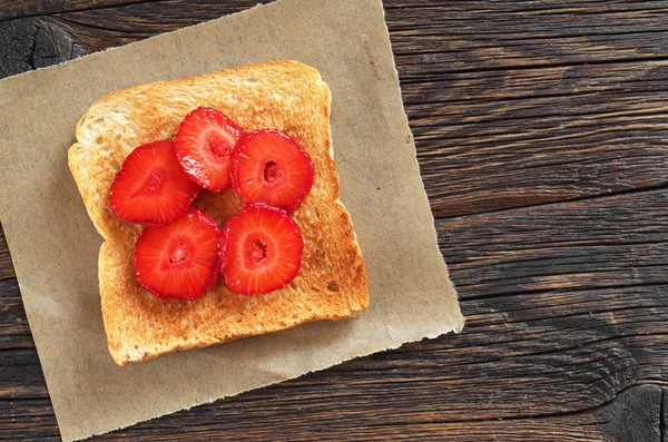 Pan tostado con fresas — Foto de Stock