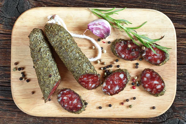 Salami worst met kruiden — Stockfoto