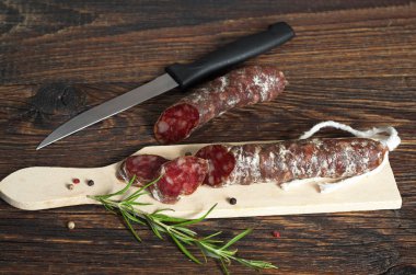 Dilimlenmiş salam sosis