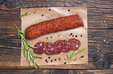 Dilimlenmiş salam sosis