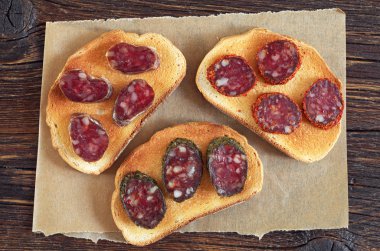 Sandviç ile farklı salam dilimlenmiş