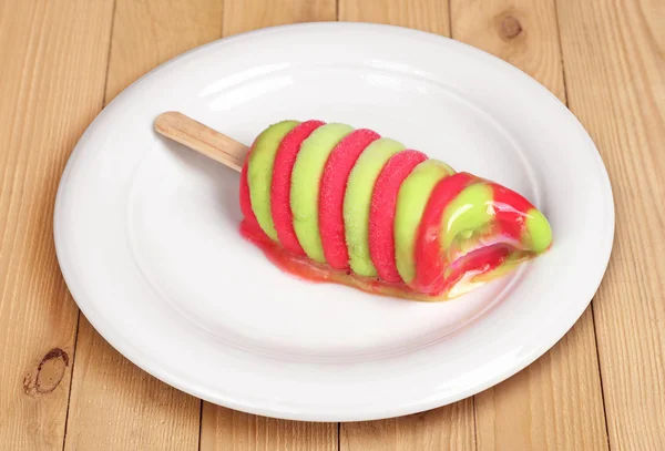 Растаявшее разноцветное фруктовое мороженое — стоковое фото